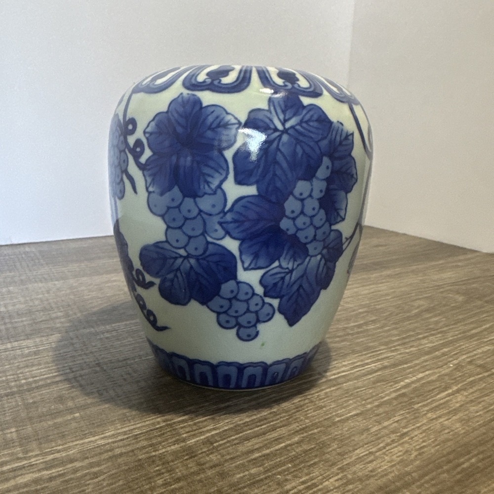 Chinese Blue & White Porcelain Grape Vine Ginger Jar/Vase Made in China - Picture 3 of 7